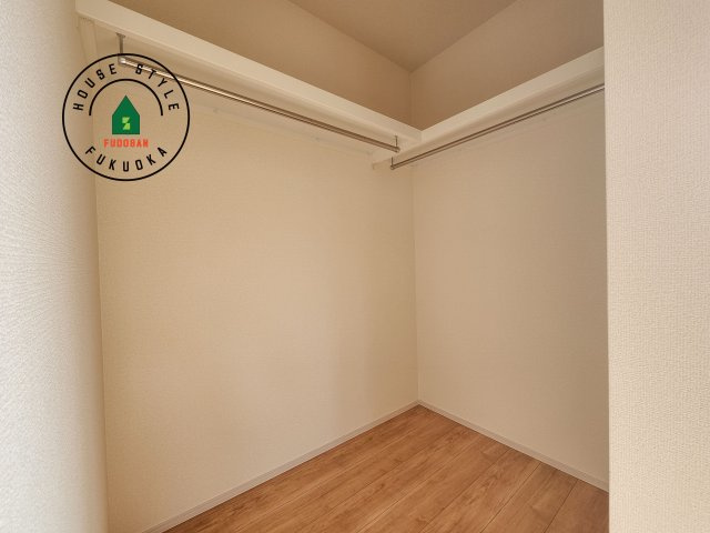 小郡市三国が丘4丁目第1-2棟（1号棟）の収納|洋服や大きな荷物が多い方や人数の多いご家族などは、一般的なクローゼットよりもウォークインクローゼットのほうが使い勝手が良いです。