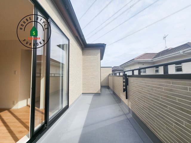 小郡市三国が丘4丁目第1-2棟（1号棟）のバルコニー|風をしっかりと感じられるバルコニーでは、毎日が洗濯日和です。広々としているので洗濯も楽しくなるでしょうし、気分転換にバルコニーからの眺めを楽しむのもいいでしょう。