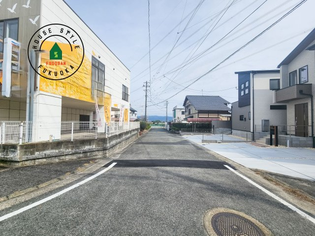 小郡市三国が丘4丁目第1-2棟（1号棟）の前面道路含む現地写真|前面道路は閑静な住宅地をはしる車通りの少ない道路。お車の出し入れが苦手なママや小さなお子様にも安心ですね。しっかり舗装もされているので、ベビーカーや自転車で通っても快適に通行できます。前面道路です。