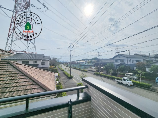 小郡市三国が丘4丁目第1-2棟（1号棟）の展望|窓から緑が見える物件も魅力的です。