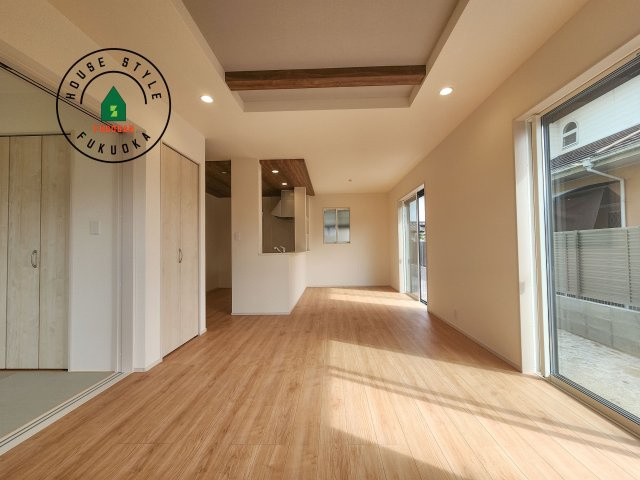 小郡市三国が丘4丁目第1-2棟（1号棟）の居間・リビング|キッチンからリビングをしっかり確認できます。家族の笑顔があふれる空間になりそうですね。