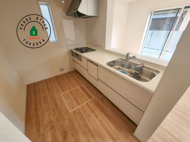 小郡市三国が丘4丁目第1-2棟（1号棟）のキッチン|ダイニングテーブルへの配膳がラクラク、お料理はかどるカウンター付きシステムキッチン！