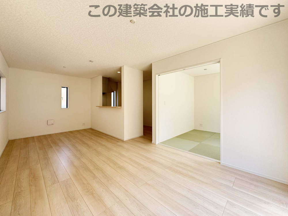 耐震+制震の家 今津町 第4：住宅性能取得物件：1号棟の居間・リビング|広々ＬＤＫ 
