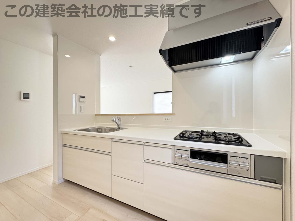 耐震+制震の家 今津町 第4：住宅性能取得物件：1号棟のキッチン|対面式のシステムキッチン：リビングで遊んでいるお子様を見守りながら、時にはお喋りをしながら料理や後片付けができる人気の高いスタイルです