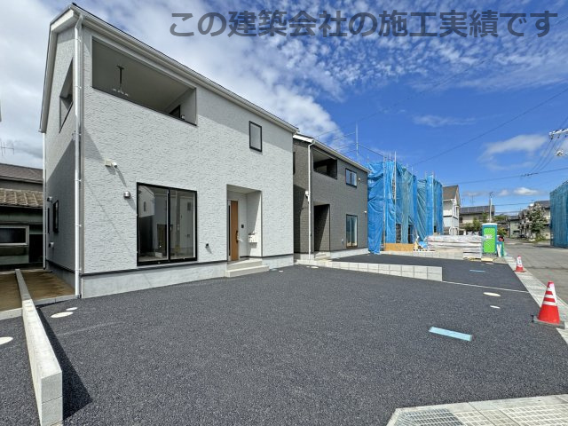 耐震+制震の家 今津町 第4：住宅性能取得物件：1号棟の玄関|■TVモニター 夜間の訪問者の顔も確認できるLEDライトを装備
■カードキー　カードやシールを近づけるだけで開け閉め出来る機能
■雨風に強い軽量アルミニウム仕上 インターホン 照明 ポスト 表札セット