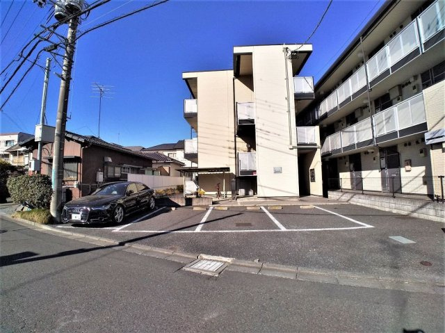 レオパレスブルーパイン松本の駐車場