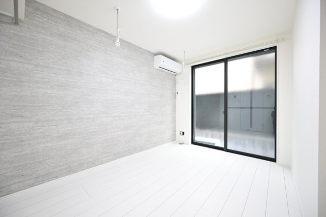 Cスクエア矢口の居間・リビング|洋室　エアコン　室内物干し　白基調の内装カラーのお部屋！