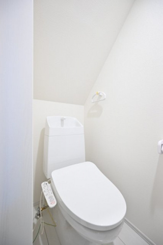 Cスクエア矢口のトイレ|棚と温水洗浄便座付きのトイレ　