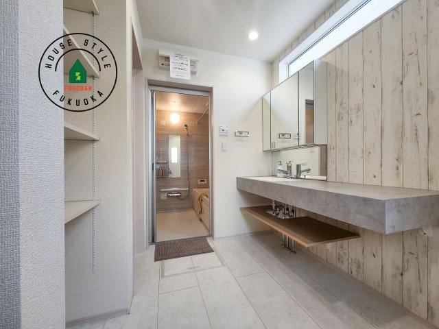 小郡市三国が丘4丁目第1-2棟（2号棟）の脱衣所|ゆとりの洗面スペースで朝の身支度もスムーズに。暮らしを快適に変えるシャワー付洗面台です！