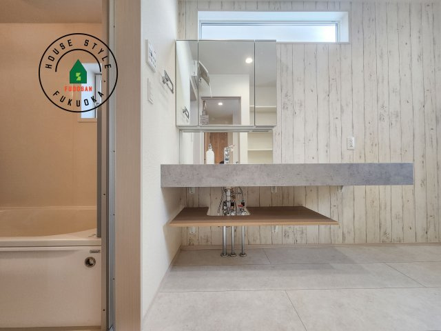 小郡市三国が丘4丁目第1-2棟（2号棟）の独立洗面台|毎日使うものだから清潔な空間を保ちたい水回り。洗面にはそんな願いを解消させてくれる収納アイデアが満載です。三面鏡の裏側にはキャビネットが現れ小物から背の高い物まで収納できます。