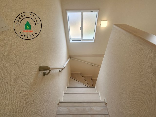 小郡市三国が丘4丁目第1-2棟（2号棟）の内装|＜手すり付階段＞手すりがないと階段の昇り降りで危険なことはもちろん、壁に手をつきながら歩くことで壁紙が汚れやすくなります。すべての方に快適に昇り降りしていただくため、手すりを設置しました。