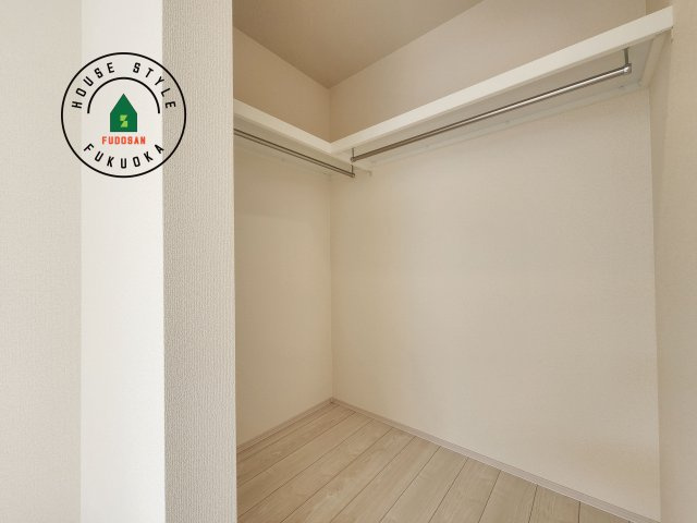 小郡市三国が丘4丁目第1-2棟（2号棟）の収納|洋服や大きな荷物が多い方や人数の多いご家族などは、一般的なクローゼットよりもウォークインクローゼットのほうが使い勝手が良いです。