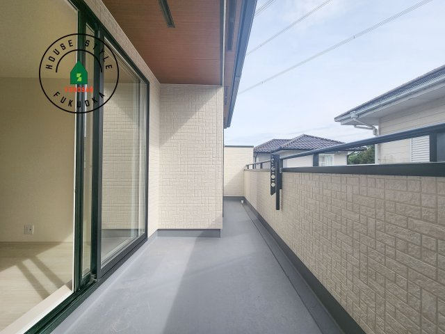 小郡市三国が丘4丁目第1-2棟（2号棟）のバルコニー|風をしっかりと感じられるバルコニーでは、毎日が洗濯日和です。広々としているので洗濯も楽しくなるでしょうし、気分転換にバルコニーからの眺めを楽しむのもいいでしょう。