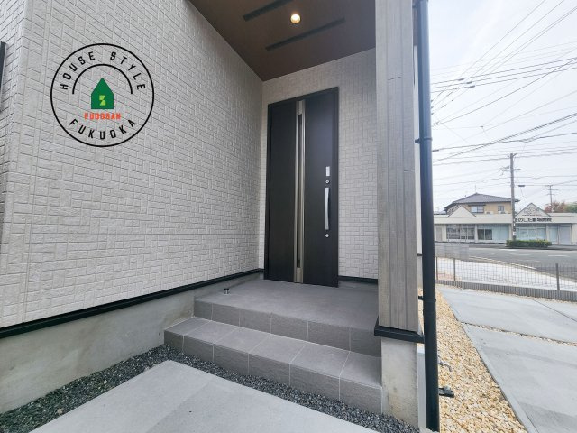 小郡市三国が丘4丁目第1-2棟（2号棟）の玄関|おでかけの時も帰った時も、「我が家」を最初に感じでもらえる素敵な空間に。