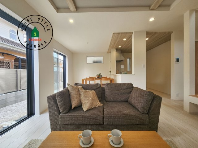 小郡市三国が丘4丁目第1-2棟（2号棟）の居間・リビング|キッチンからリビングをしっかり確認できます。家族の笑顔があふれる空間になりそうですね。