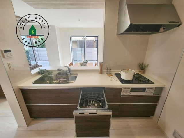 小郡市三国が丘4丁目第1-2棟（2号棟）のキッチン|ご家族を近くに感じられる対面キッチンのLDK。会話もはずみそうですね。