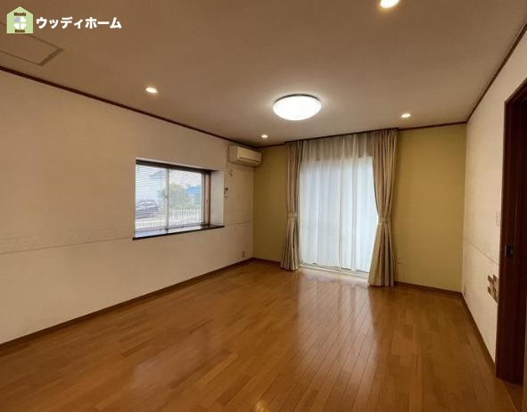 川口市安行領家　中古一戸建ての居間・リビング