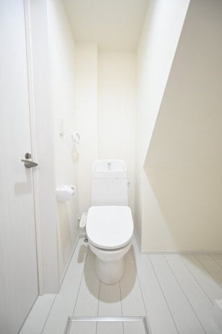 Cスクエア矢口のトイレ|棚と温水洗浄便座付きのトイレ　