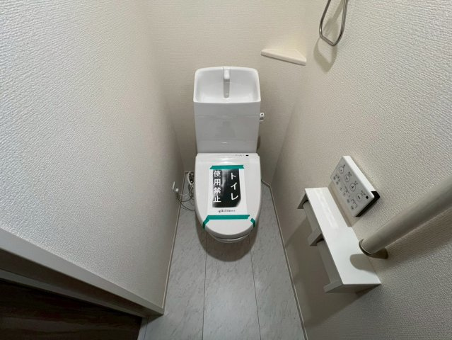 東大阪市大蓮東1丁目のトイレ|白を基調としたシンプルなトイレで清潔感があります◎