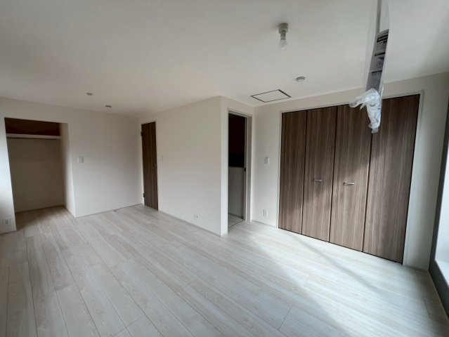 東大阪市大蓮東1丁目の洋室|ふた部屋に区切ることもできる約10帖の洋室です。
大容量のクローゼットとウォークインクローゼット付き◎