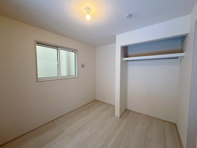 東大阪市大蓮東1丁目の洋室|1階の洋室は少しコンパクトで、家族共同のウォークインクローゼットなどにしても良いですね♪