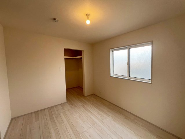 東大阪市大蓮東1丁目の洋室|長方形の洋室でお部屋のレイアウトがしやすいです◎
ウォークインクローゼット付きで収納家具を減らせます♪