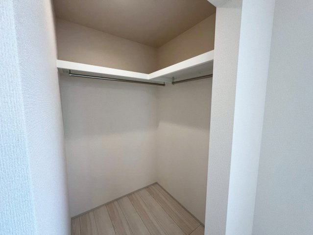 東大阪市大蓮東1丁目の収納|憧れのウォークインクローゼットが2箇所付で収納に困ることはありません♪