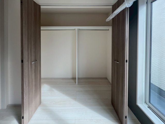 東大阪市大蓮東1丁目の収納|奥行きのあるクローゼット。クローゼットの中に収納棚を置くことも可能ですね♪