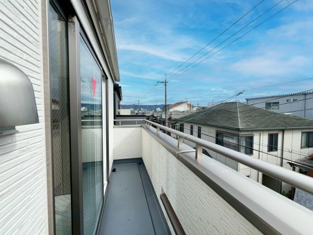 東大阪市大蓮東1丁目のバルコニー|南向きの2面バルコニーです。お洗濯物もカラッと乾きそうですね♪