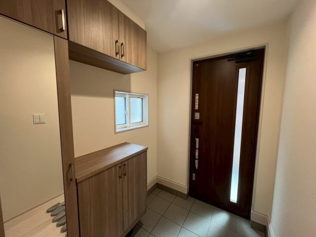 東大阪市大蓮東1丁目の玄関|大容量のシューズボックス付き。鏡も付いており、外出前の身だしなみチェックに役立ちます♪
ベビーカーなど置いておくスペースも有ります◎