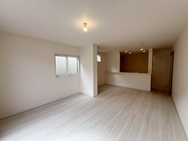 東大阪市大蓮東1丁目の居間・リビング|約17帖のLDKは広々しており家族の集まる憩いの場に最適です。
白を基調とした空間で、インテリアが映えますね♪