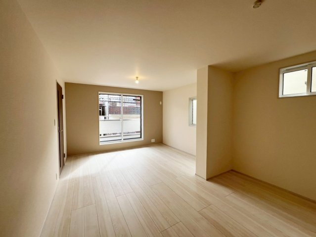 東大阪市大蓮東1丁目の居間・リビング|南向きバルコニー付きで暖かい日差しが差し込みます◎
風通りも良く非常に良い空間です♪
