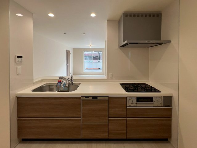 東大阪市大蓮東1丁目のキッチン|ダウンライトで、より広い空間に見せてくれます。
食洗機付のシステムキッチンで作業効率アップ！