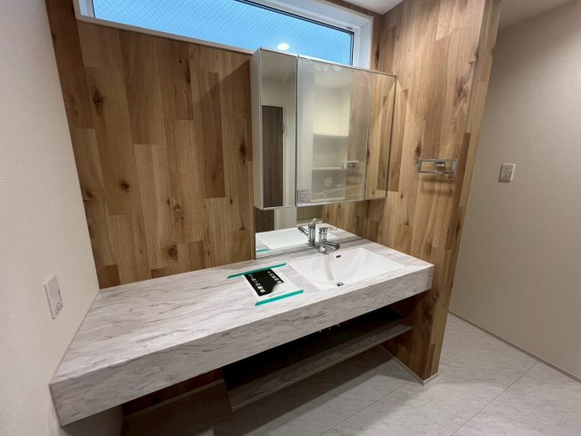 東大阪市大蓮東1丁目の洗面所|ホテルのようなお洒落な洗面台。三面鏡付で朝の身支度がスムーズに！
大きな窓があり、十分に換気ができます◎