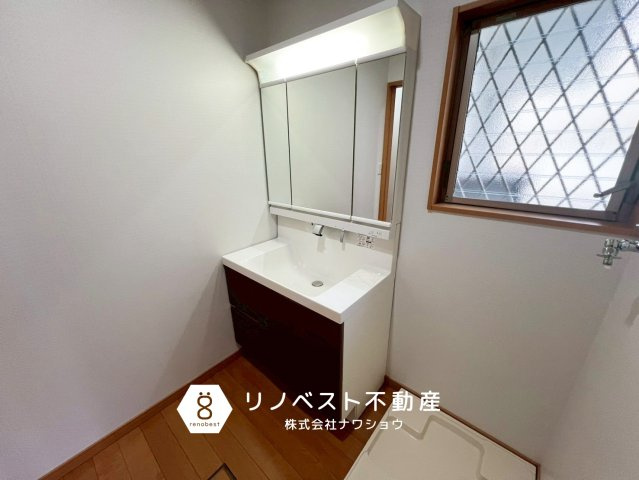 東大阪市若江東町1丁目の独立洗面台|三面鏡付き独立洗面台完備。
換気窓があるのも嬉しいポイントです◎