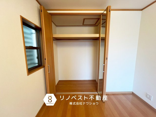 東大阪市若江東町1丁目の収納|扉部分に全身鏡が付いています。
服選びがはかどりそうですね♪