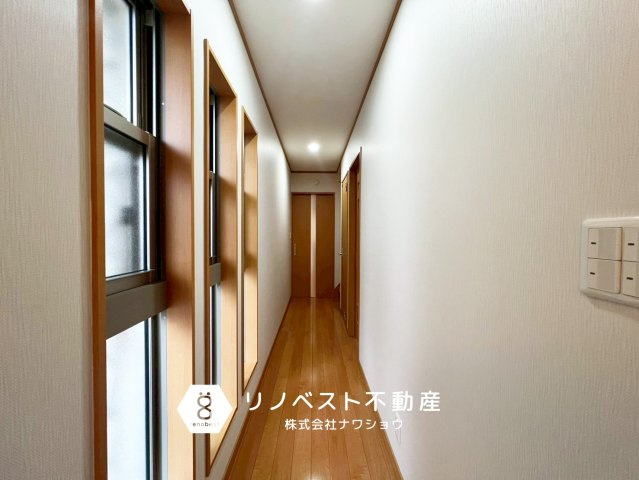 東大阪市若江東町1丁目の内装|光がたっぷり差し込む廊下です。