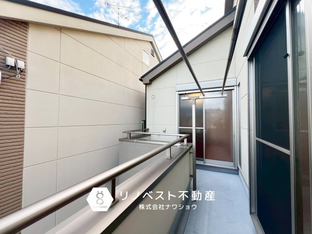 東大阪市若江東町1丁目のバルコニー|2部屋に出入り可能なバルコニーです。
物干しスペースとしてもご利用いただけます◎