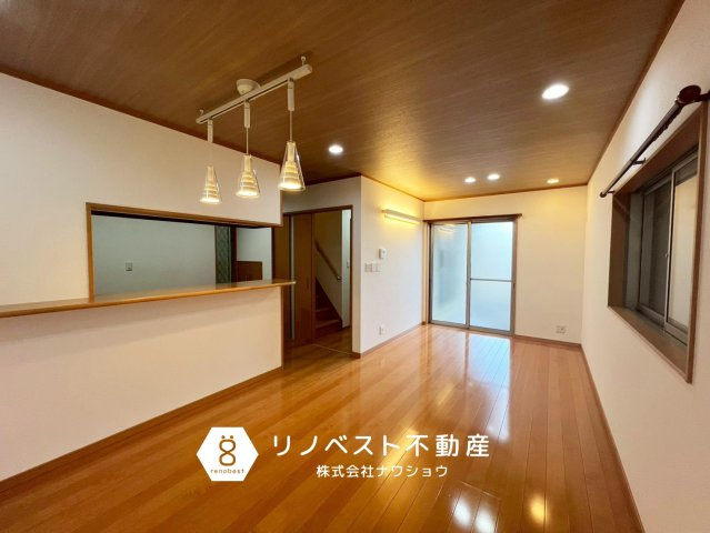 東大阪市若江東町1丁目の居間・リビング|約16帖の広々としたLDK。
カウンターキッチンからリビングの様子も確認できます◎