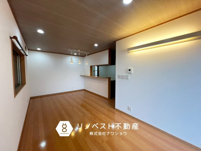 東大阪市若江東町1丁目の居間・リビング|照明がおしゃれなリビングスペース。
東向きなので日当たりも良好です◎