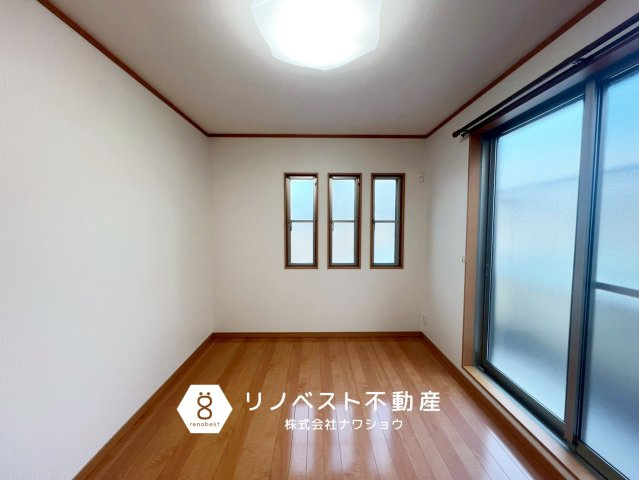 東大阪市若江東町1丁目の洋室|約６帖の洋室。クローゼット完備。
バルコニーに面しているので、気軽にリフレッシュ可能です◎