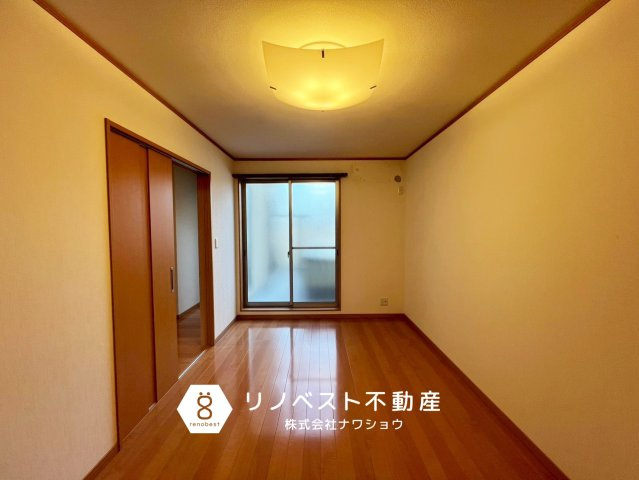 東大阪市若江東町1丁目の洋室|約7.5帖の洋室。
落ち着いた雰囲気のお部屋なので、寝室としておすすめです◎