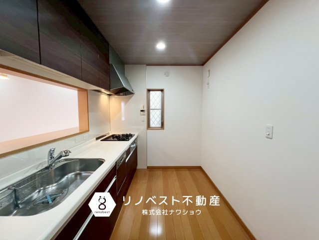 東大阪市若江東町1丁目のキッチン|食洗機付きシステムキッチン。
作業スペースも広く、小窓で換気も可能です◎