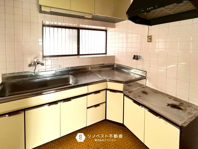 東大阪市元町2丁目の洗面所|洗濯パンが設置されているのですぐに洗濯機を置いて頂けます！洗面台は鏡の横に小物置きがあるのでスキンケアなど保管するのに便利ですね！