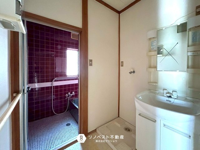 東大阪市元町2丁目の駐車場|シャッター付きのガレージがあるので愛車も安心して駐車しておけますね◎ガレージから直接室内に入れるので雨の日でも濡れる心配がありません♪