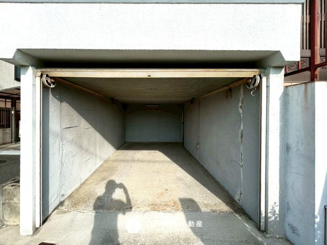 東大阪市元町2丁目の駐車場|シャッター付きのガレージがあるので愛車も安心して駐車しておけますね◎ガレージから直接室内に入れるので雨の日でも濡れる心配がありません♪