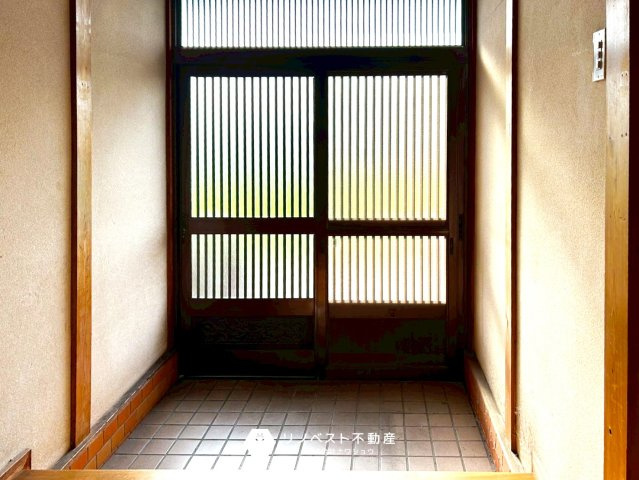 東大阪市元町2丁目の玄関|玄関を入るとすぐに階段があり2階に上がることができます！