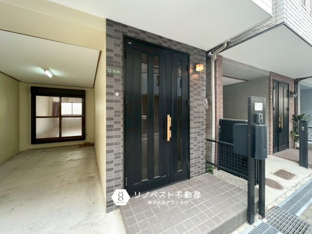 生野区巽中2丁目の玄関|車を止めても駐輪スペース確保できます♪
