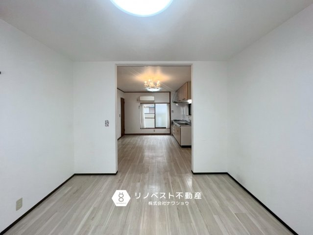 生野区巽中2丁目の居間・リビング|約10帖のリビングと8帖の洋室が隣接しており、繋げて使用することも可能◎広々とした空間でございます♪