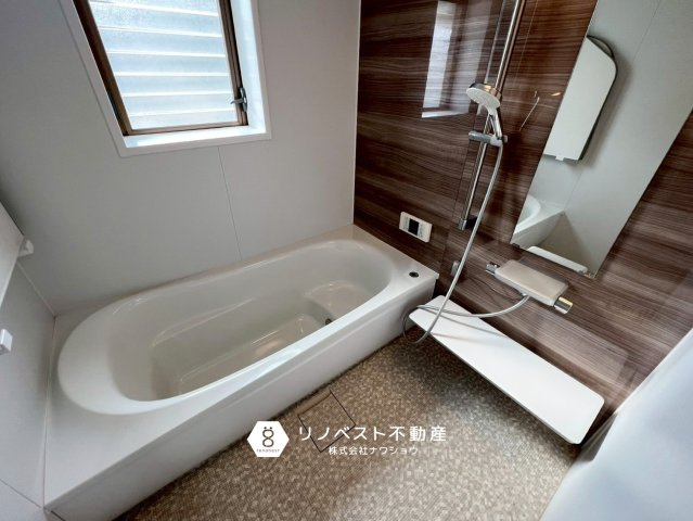 生野区巽中2丁目の浴室|ブラウンのクロスが非常に落ち着いた空間を演出してくれます◎大きめの窓で明るく朝風呂も気持ちよさそうですね♪